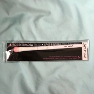 ! NEW wet n wild Large Eyeshadow Brush